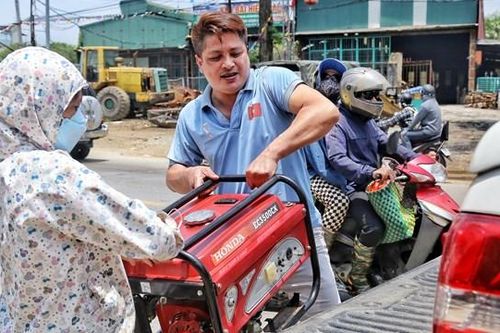Mất điện, dân Thủ đô chi tiền triệu đổ xô đi 'sắm' máy phát điện