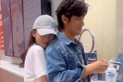 Trần Kiều Ân ôm hôn chồng tại sân bay