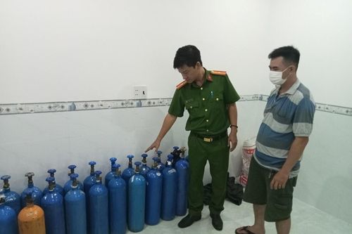 Thanh niên 19 tuổi chuyên cung cấp khí cười cho các quán bar
