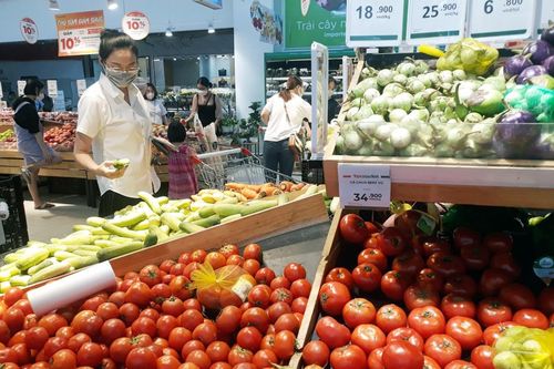 Nắng nóng, thực phẩm giải nhiệt hút khách dù giá tăng mạnh