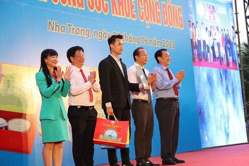 Khánh Hòa: Trao hỗ trợ xây 7 nhà Đại đoàn kết và 30 suất học bổng cho học sinh nghèo hiếu học
