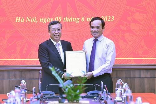 Phó Thủ tướng Trần Lưu Quang trao Quyết định bổ nhiệm Thứ trưởng Bộ NN&PTNT