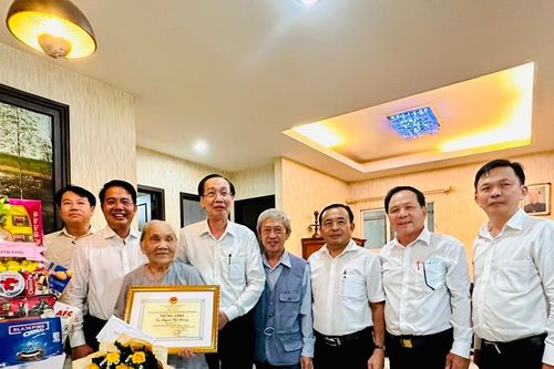 Trưởng Ban Nội chính Thành ủy TPHCM thăm, chúc thọ người cao tuổi tại quận 6
