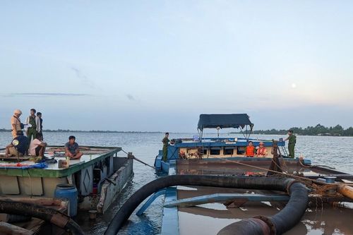 Bắt 7 phương tiện khai thác, vận chuyển cát trái phép trên sông Tiền