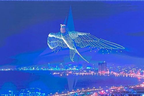 Ngắm hơn 1.600 drone vẽ tranh ánh sáng trên bầu trời Nha Trang