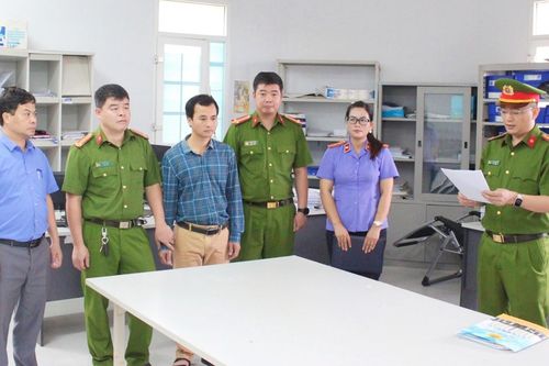 Bắt tạm giam phó giám đốc trung tâm thuộc Trường Đại học Tây Bắc