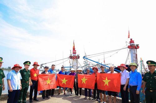 Trao 20.000 lá cờ Tổ quốc cho tỉnh Thanh Hóa