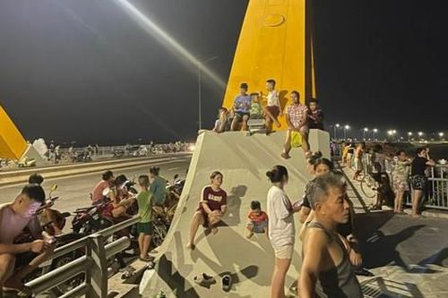 Du khách Hạ Long ngán ngẩm vì mất điện