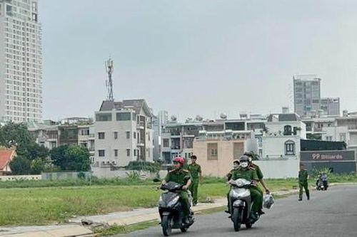 Phát hiện thi thể cháy đen trong bãi đất trống ở TPHCM