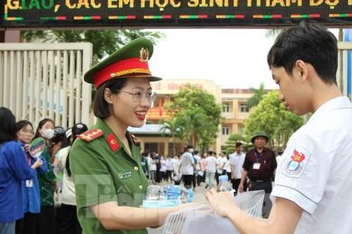 Hình ảnh đẹp chiến sĩ công an tiếp sức sĩ tử tự tin vượt vũ môn