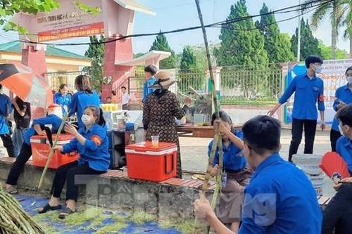 Chở cả tạ mía đến ép nước tặng thí sinh và phụ huynh