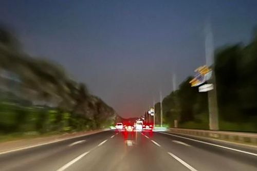 Tuyến đường Võ Nguyên Giáp nối sân bay Nội Bài chìm trong bóng tối, không một ánh đèn