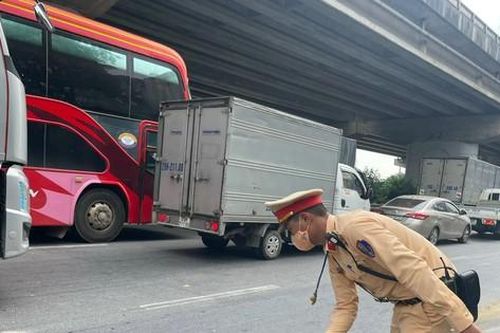 Truy tìm phương tiện gây ra vết dầu loang dài hàng chục mét trên đường Pháp Vân