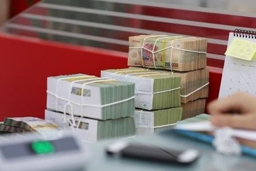 Nhiều ngân hàng rao bán từ xe sang đến phân bón để thu hồi nợ xấu