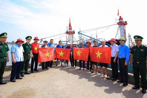 20.000 lá cờ Tổ quốc được trao cho cán bộ, chiến sỹ và nhân dân Thanh Hóa