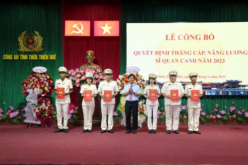 TT-Huế: Hơn 800 cán bộ Công an được thăng cấp bậc hàm, nâng bậc lương