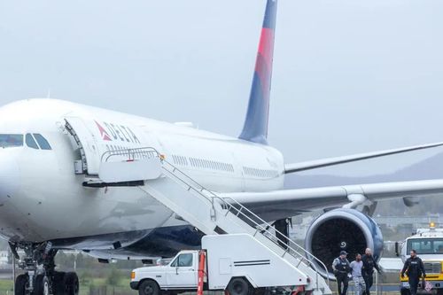 Máy bay hạ cánh khẩn cấp xuống đảo vì hành khách 'gây rối không thể kiểm soát'