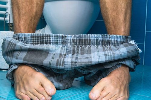 Vì sao nam giới nên đi tiểu ngồi, đặc biệt là người mắc vấn đề tuyến tiền liệt?