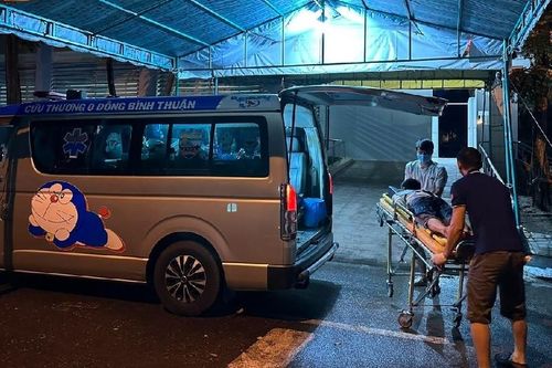 Người đàn ông bị 2 thanh niên lạ mặt cầm mã tấu chém gây thương tích