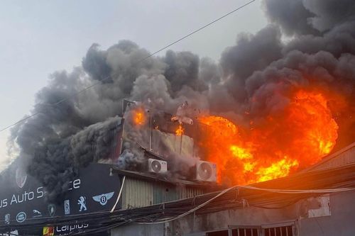 Cháy xưởng sửa ô tô tại Hà Nội, cột khói đen bốc cao hàng chục mét