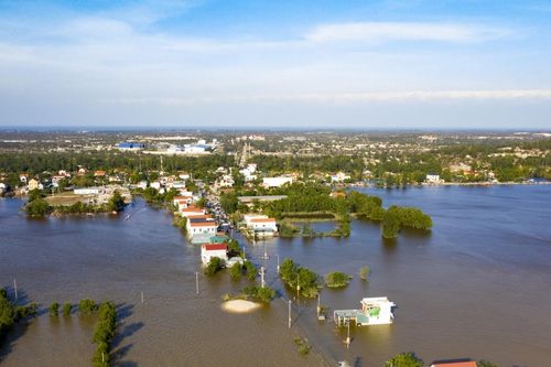 Thiên tai làm 2 người thiệt mạng và hàng trăm ngôi nhà hư hỏng