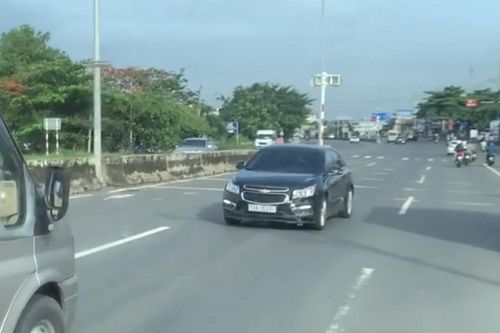 Nữ tài xế lái ô tô đi ngược chiều, chạy lùi trên quốc lộ 51