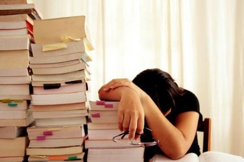 Áp lực trước kỳ thi: Bố mẹ làm gì để con bớt căng thẳng?