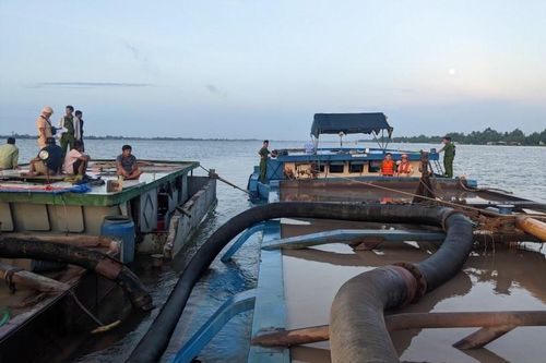 Bắt giữ nhiều phương tiện khai thác, vận chuyển cát trái phép