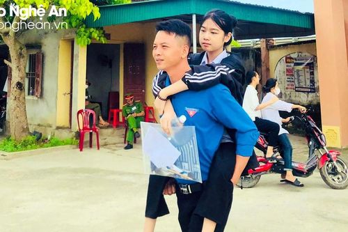 Bí thư Đoàn xã tại Nghệ An cõng thí sinh xương thủy tinh đến trường thi