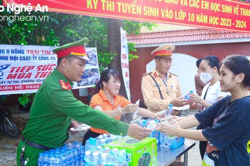 Công an thành phố Vinh tăng cường lực lượng điều tiết giao thông, hỗ trợ thí sinh tại các điểm thi