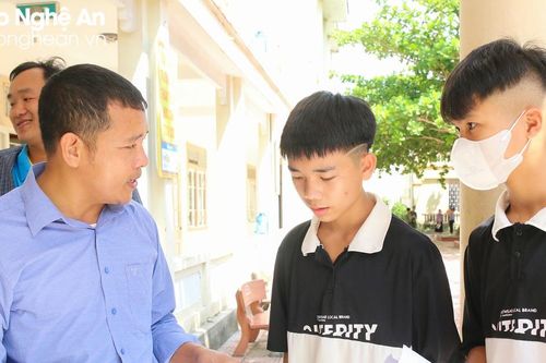 Giáo viên vùng cao vượt hàng chục km đưa học sinh đi thi lớp 10