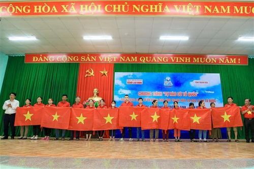 Trao tặng 20.000 cờ Tổ quốc cho cán bộ, chiến sỹ và nhân dân Thanh Hóa