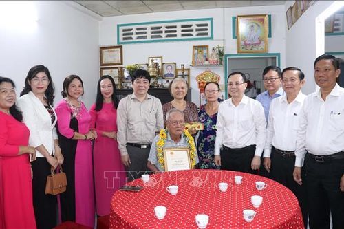 Cần Thơ: Mừng thọ người cao tuổi tiêu biểu