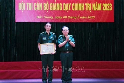 Sĩ quan trẻ say mê nghiên cứu và giảng dạy lý luận chính trị