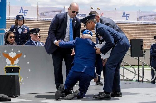 Báo Mỹ nhận định về sự cố ông Biden vấp ngã trên sâu khấu