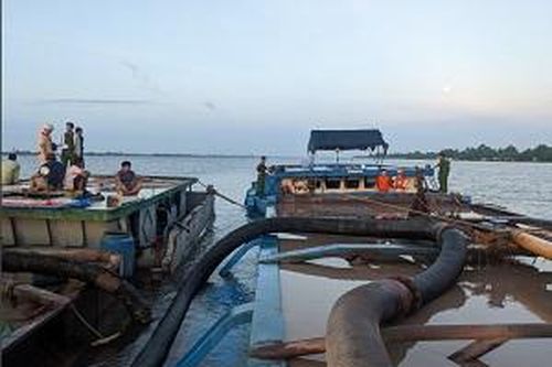 Tạm giữ 7 phương tiện khai thác cát trái phép trên sông