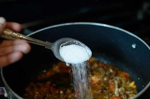 Lơ đễnh lỡ tay nấu mặn: Thả ngay thứ này vào món ăn tròn vị, ngon đặc biệt