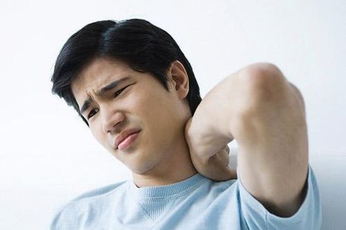 Những thói quen xấu khiến cột sống cổ đau nhức