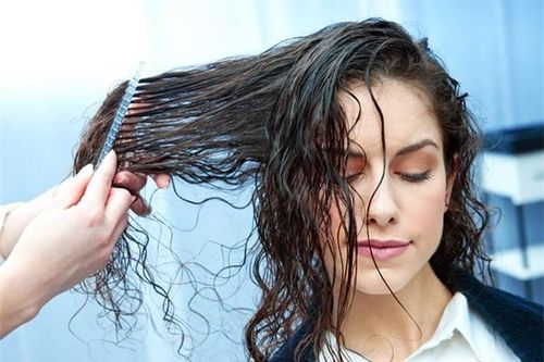 Bỏ thói quen xấu để mái tóc không bị ngày càng mỏng dính