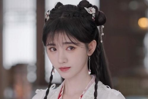 Đúng như dự đoán, Cúc Tịnh Y vẫn trang điểm lòe loẹt, diễn xuất muôn kiểu như một trong phim mới