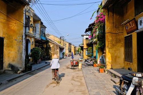 Khách Tây chia sẻ cách tận hưởng không khí Việt Nam ngay tại phòng khách