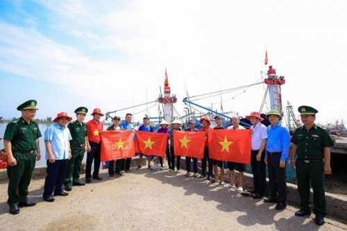 Trao tặng 20.000 lá cờ Tổ quốc cho cán bộ, chiến sĩ và đồng bào tỉnh Thanh Hóa