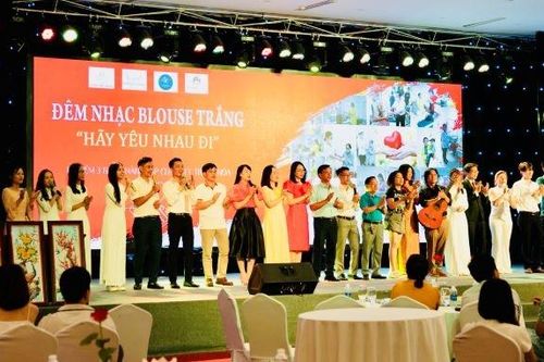 Đêm nhạc Blouse trắng gây Quỹ 'Dĩa cơm trên tường'