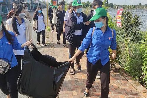 Huyện đoàn Phú Tân hưởng ứng Ngày Môi trường thế giới