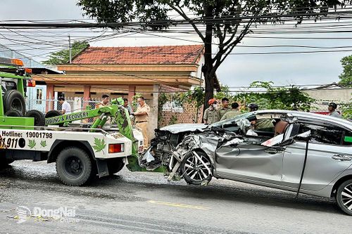 Xe tải lật nhào sau va chạm trực diện với xe ô tô con