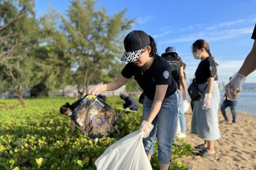 Khách sạn Novotel Nha Trang ra quân dọn rác bãi biển nhân Ngày Môi trường thế giới