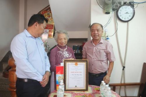 Trao quà mừng thọ cho 4 cụ 90 tuổi tiêu biểu