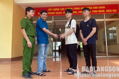 Hai học sinh nhặt được của rơi trả lại người đánh mất