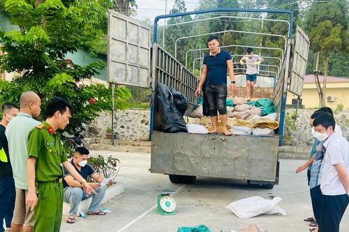 Thu giữ hơn 3.200 kg thực phẩm bẩn không rõ nguồn gốc
