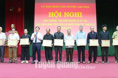 Lâm Bình biểu dương, tôn vinh người có uy tín, các điển hình tiên tiến là người dân tộc thiểu số